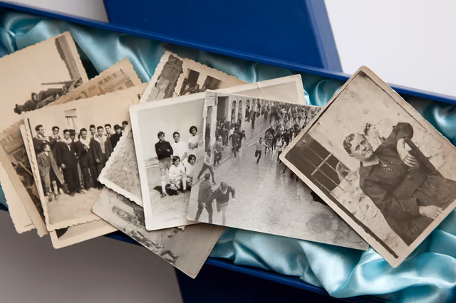 Fotografías familiares antiguas en una caja de satén