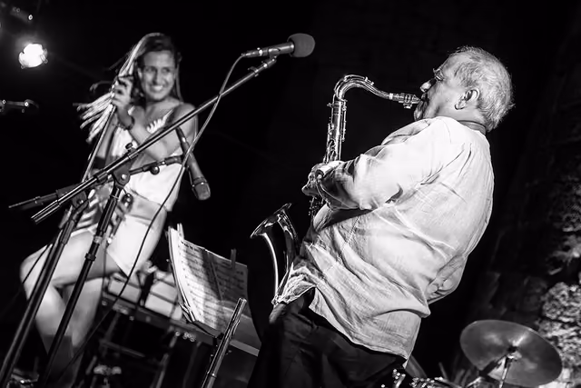 Saxofonista y cantante en un concierto de jazz