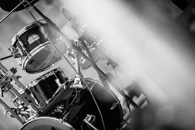 Batería de un concierto de jazz en blanco y negro