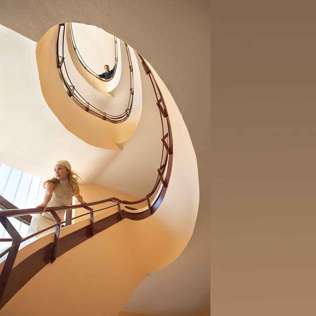 Novia en una escalera de caracol