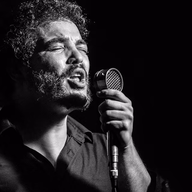Cantante de jazz con micrófono