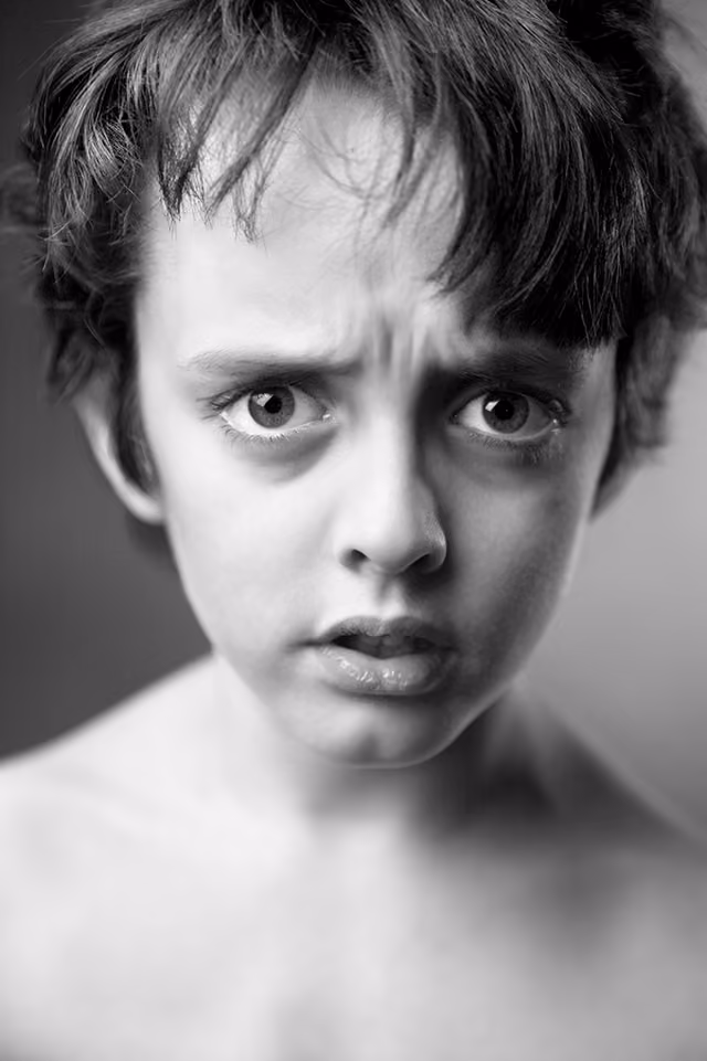 Retrato en blanco y negro de un niño