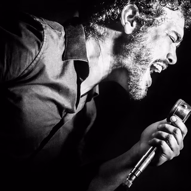 Cantante de jazz con micrófono