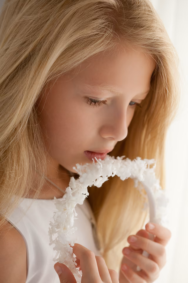 Niña de comunión con corona de flores